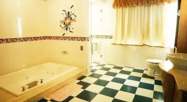Royal Group Motel Wen Shin Branch, Забронировать Мотель Отели Гаосюн с парковкой, рядом с Ночной рынок Руйфэн, Парковка