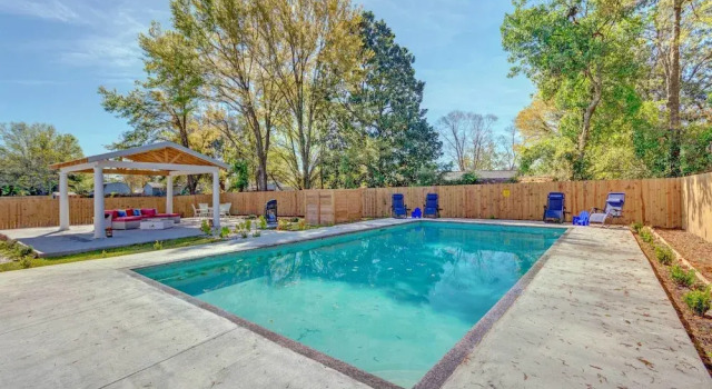 Коттедж Gulf Breeze Home w/ Pool, Grill & Fire Pit