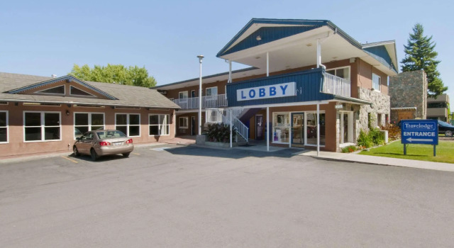 Кровать в общем номере Travelodge by Wyndham Kamloops