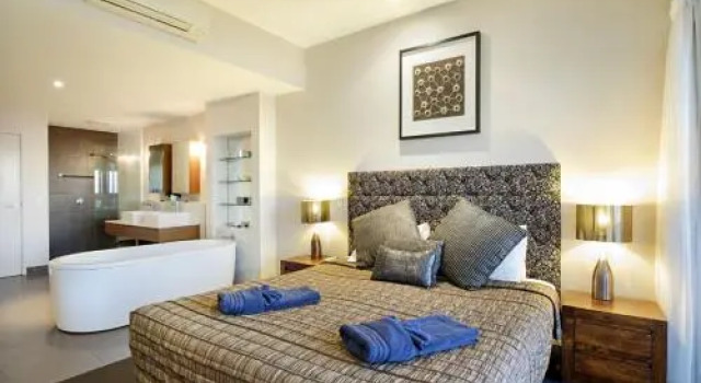 Oscars View - Airlie Beach, Забронировать Отель Отели Эрли-Бич с парковкой, рядом с Рынок пляжа Эйрли, Парковка