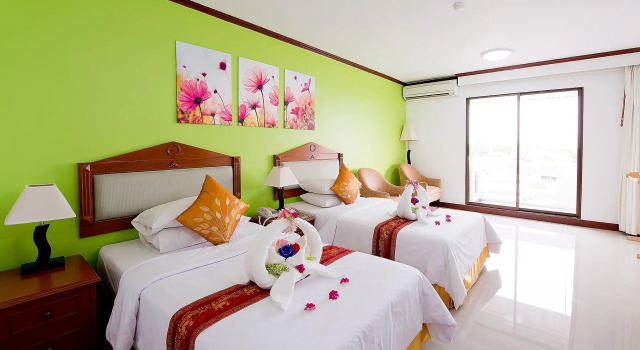 Pinehurst Golf Club & Hotel, Rezervovat Hotel Hotely v Pathumthani Province s bazénem, Bazén
