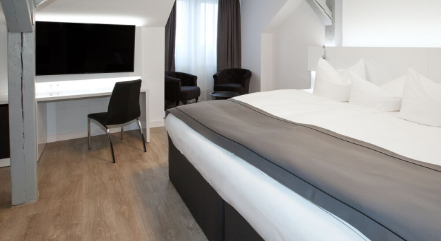 Кровать в общем номере DORMERO Hotel Worms
