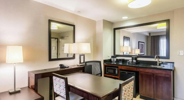 Двухместный люкс с 2 комнатами Embassy Suites by Hilton Newark Airport