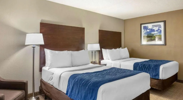 Четырёхместный номер Standard с балконом Comfort Inn Grand Rapids Airport