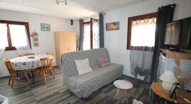 Domaine de vacances à 600m de la plage villa climatisée 2 chambres 4 couchages WIFI terrasse parking animations et piscines en supplément LRTAMG1, Varaa Villa Hotellit Canal du Midi pysäköinnillä, Pysäköinti