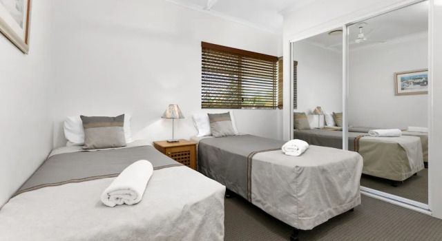 Beautiful North Facing River Views at Noosaville - Unit 4 Riverside 235 Gympie Tce, Забронировать Отель Отели Нузавилл с парковкой, рядом с Reef Street Bushland Reserve, Парковка