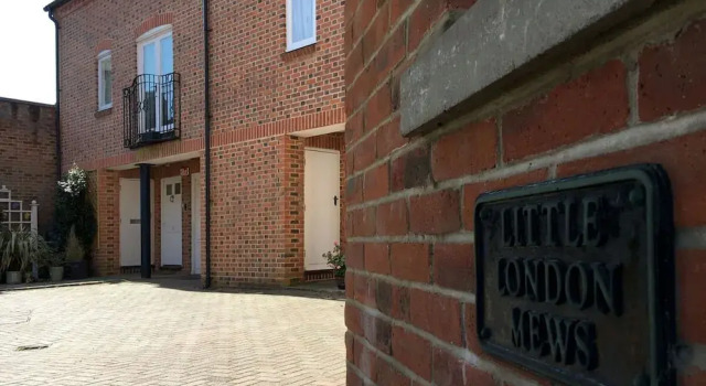 Central Chichester 3bd Mews House For Up To 6, Забронировать Дом для отпуска Отели Исторического графства Суссекса с парковкой, Парковка