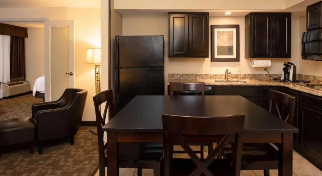 Люкс c 1 комнатой Holiday Inn and Suites Charleston West by IHG