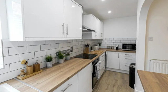Stylish 4 bed house in Poole with Garden & Parking