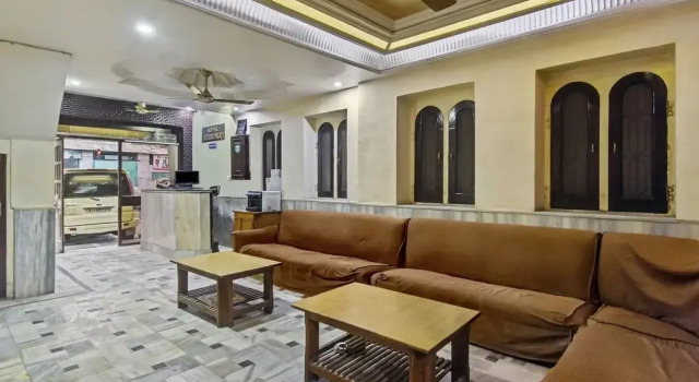 Hotel Sarfaraz Palace by OYO Rooms, Забронировать Отель Адарш Нагар 