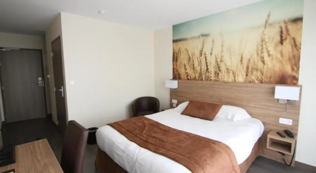 Двухместный номер Standard с балконом Logis Hôtel - La Chambre dAmiens