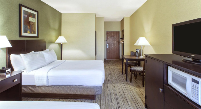 Четырёхместный номер Standard Country Inn & Suites by Radisson Benton Harbor-St Joseph MI