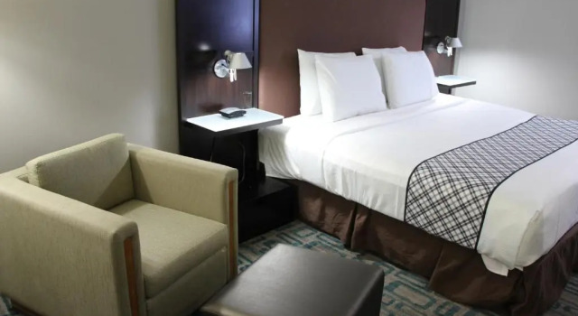 Люкс Deluxe Westbridge Inn & Suites