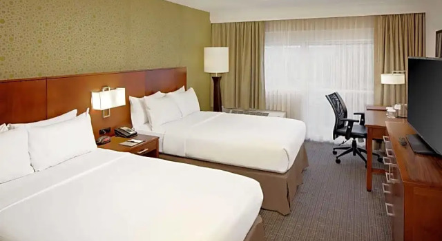 Двухместный номер Standard с видом на воду DoubleTree by Hilton Hotel South Bend