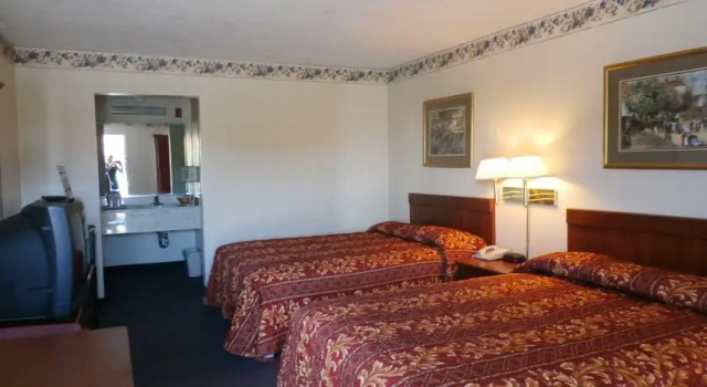 Hampton Bay Plaza & Suite