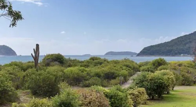 1 'Intrepid', 3 Intrepid Close - Amazing views of Shoal Bay, only 100m from the Beach