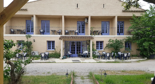 Hotel Carina-Très Grande Piscine-Local à Vélo, Забронировать Отель Апт Route de la Lavande