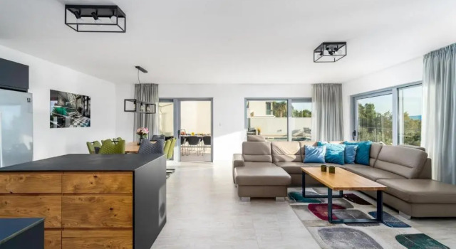 Seaview Villa Big Blue with 32sqm heated pool, 4 bedrooms, and 3 bathrooms, Забронировать Вилла Коттеджи Подстраны, рядом с Частный Пляж «Апартмани Лена», Коттедж
