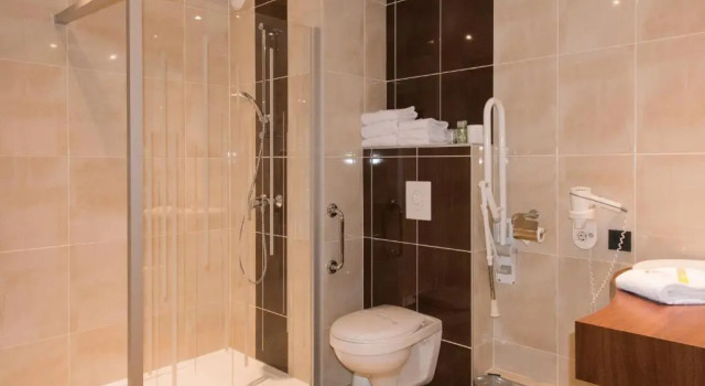 Четырёхместный номер Standard Brit Hotel Tours Sud - Le Cheops