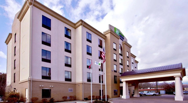Кровать в общем номере Holiday Inn Express & Suites Oak Ridge by IHG