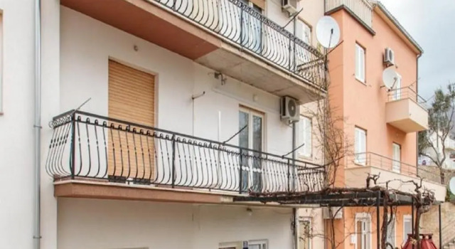 Apartment Knez 1 - 50m from beach, Забронировать Апартаменты/квартира Отели Подстраны с парковкой, рядом с Частный Пляж «Апартментс Лавица Бич Думичич», Парковка