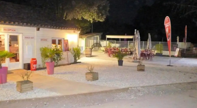 Camping de Graniers, Rezerwuj Pole kempingowe Kempingi i glamping w Monoblet, Pole kempingowe