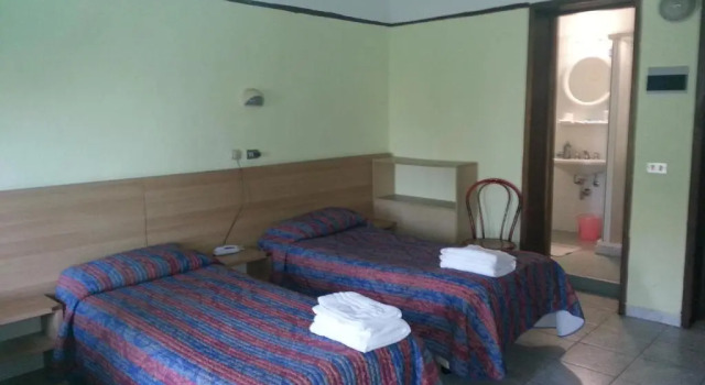 Кровать в общем номере (женский номер) Hotel Stazione