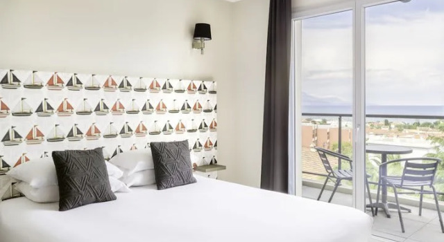 Кровать в общем номере Best Western Plus Antibes Riviera