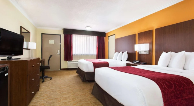 Четырёхместный номер Standard Ramada by Wyndham Tampa Westshore Airport South