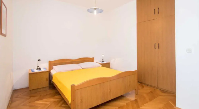 Comfortable Kastel Stafilic Apartment With Balcony, Varaa Huoneisto Hotellit Split-Dalmatia pysäköinnillä, Pysäköinti