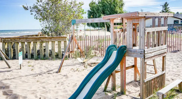 Семейный коттедж Beach Club of Oscoda Garden Cottage on the Lake