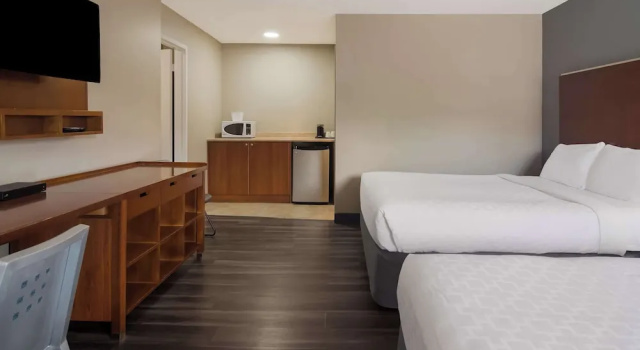 Шестиместный семейный номер Standard Canadas Best Value Inn & Suites Kamloops