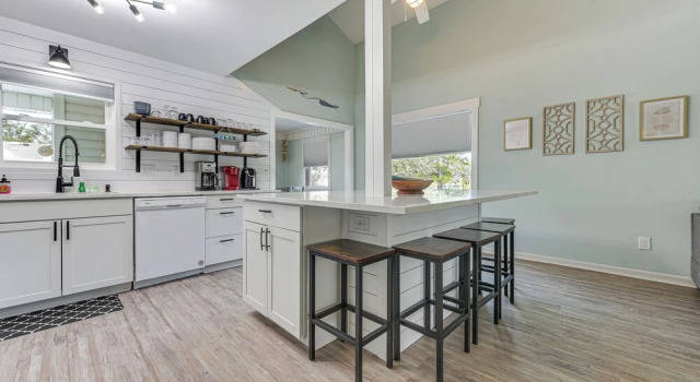 Коттедж Oak Island Home w/ Pool: Walk to Long Beach!