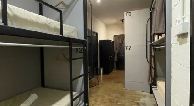 Кровать в общем номере Miners House Ipoh