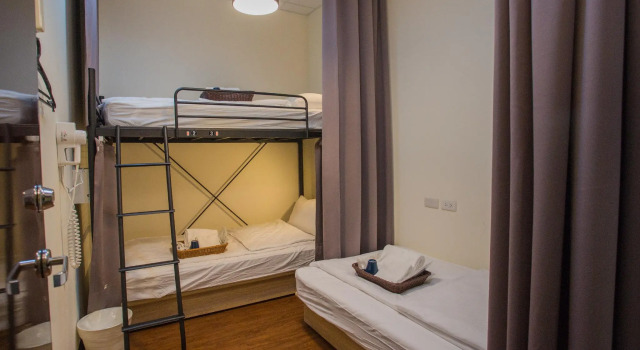 Кровать в общем номере Douzi Hotel Taoyuan Airport Metro THSR A17