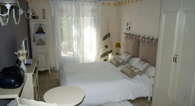 B&B Villa Viva Vitale, Rezerwuj Bed and Breakfast Hotele w Cadarache z parkingiem, Parking