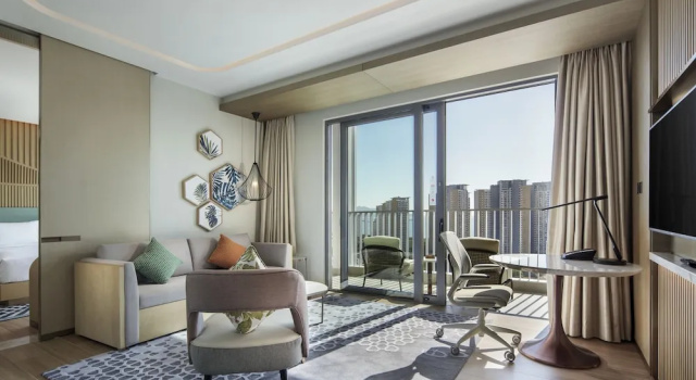 Люкс c 1 комнатой с балконом и с видом на море Hilton Garden Inn Sanya