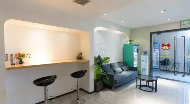 Wisteria Garden Hotel (Nanjing South Railway Station Cuipingshan Subway Station)