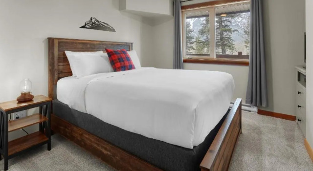 Newly Renovated Grizzly Lodge, Spacious 3BR 2BA with open pool, hot tub