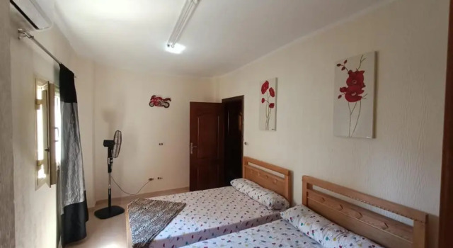 Lovely 2 Bedroom Home Vacation on North Coast beside Alalmin towers, Book Lejlighed Hoteller i Marsa Matrouh med parkering, Parkering