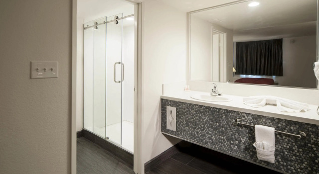 Четырёхместный номер Standard Thunderbird Boutique Hotel