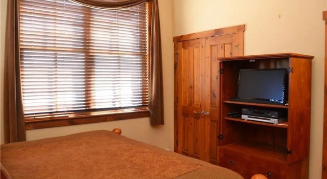Main Street Junction Townhomes Unit 30 by RedAwning, Rezerwuj Hotel Hotele w Vail Ski z parkingiem, Parking