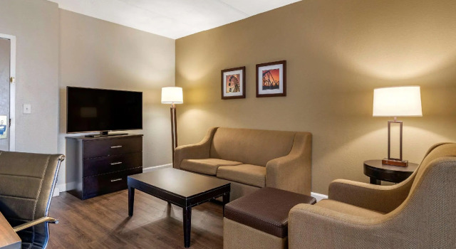 Люкс Comfort Inn & Suites near Six Flags