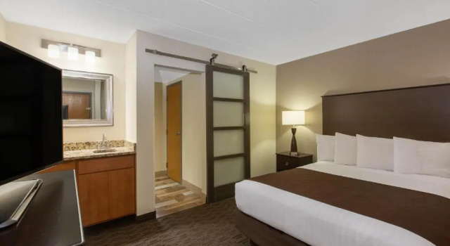 Двухместный люкс с 2 комнатами AmericInn by Wyndham Apple Valley