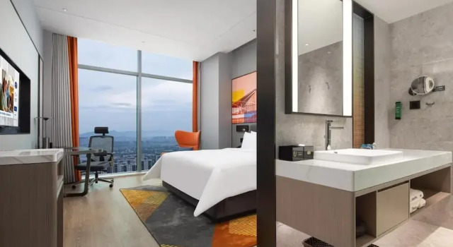 Номер Superior Hampton by Hilton Hangzhou Liangzhu