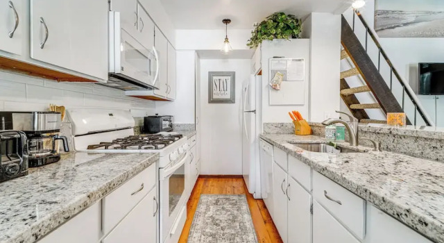 1 Mi to Lake Tahoe: Condo w/ Pool Access, Забронировать Апартаменты/квартира Отели Кингс-Бич с парковкой, рядом с Парк Kings Beach, Парковка