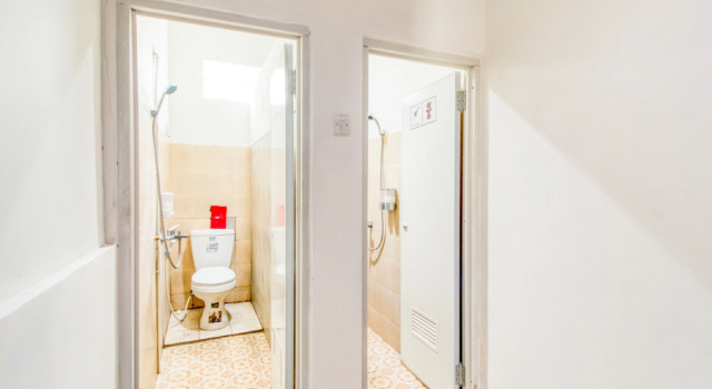 RedDoorz Hostel near Terminal Condongcatur Jogja, Book Hostel Hotels in Yogyakarta Province with Parking, Parking