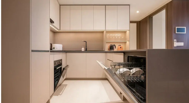Апартаменты Royal с 2 комнатами с балконом и с видом на город The Metropole Luxury Residence by KayStay