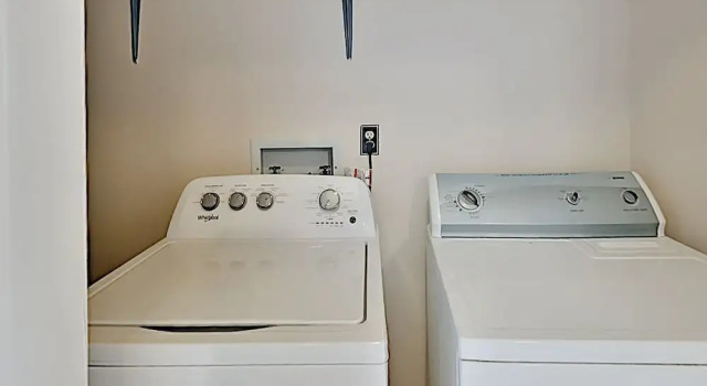 Stylish W/ Patio, Walk To Vanderbilt 2 Bedroom Condo, Забронировать Апартаменты/квартира Отели Нэшвилл с парковкой, рядом с The Fisher Center for the Performing Arts, Парковка