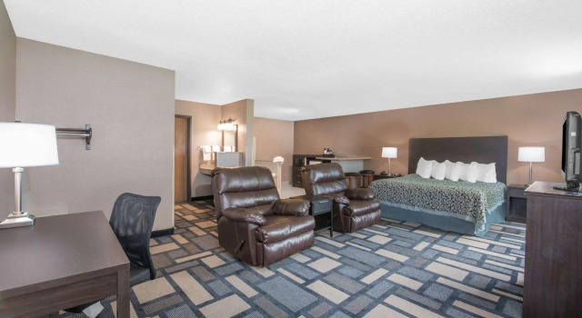 Двухместный люкс c 1 комнатой Days Inn by Wyndham Watertown